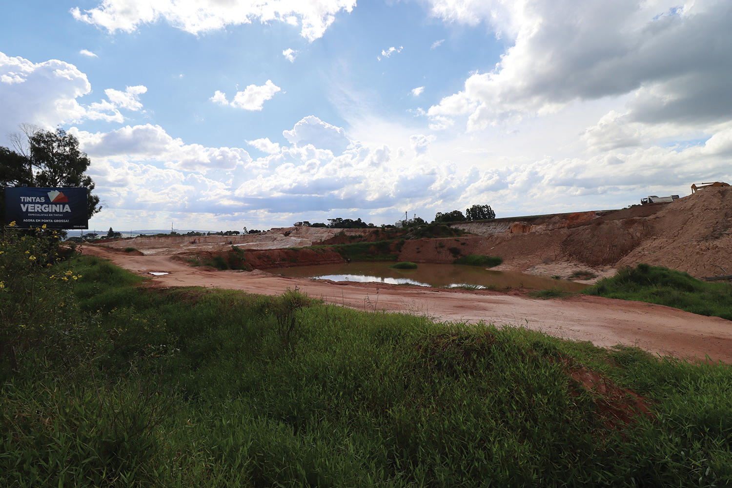Cava_de_areia_às_margens_da_BR-151,_em_Ponta_Grossa-PR_(foto_Henrique_Pontes) (1)
